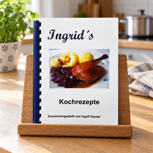 Ingrids Kochrezepte auf einem hölzernen Buchständer in einer hellen Küche
