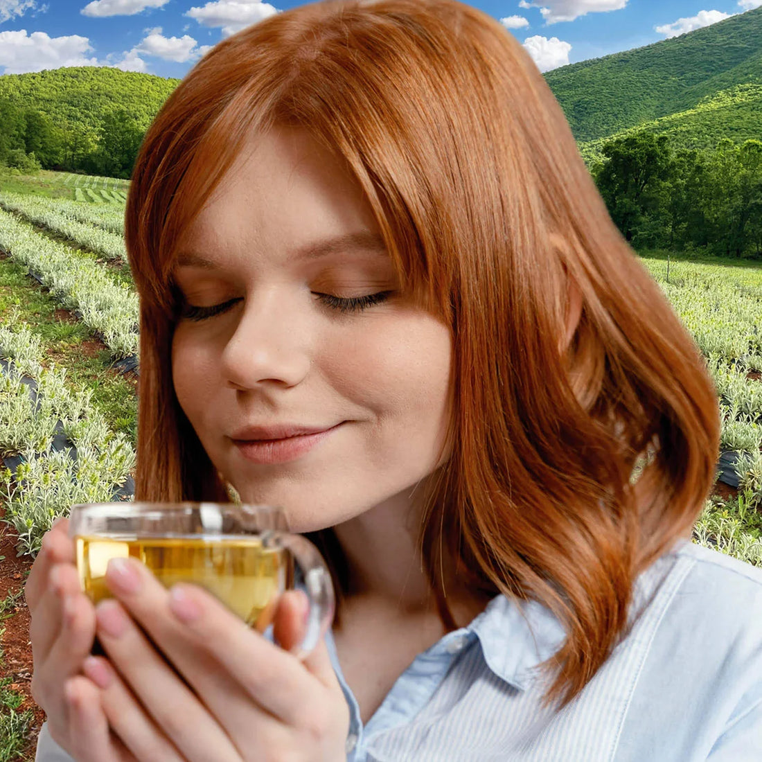 Frau trinkt Tasse Bergtee