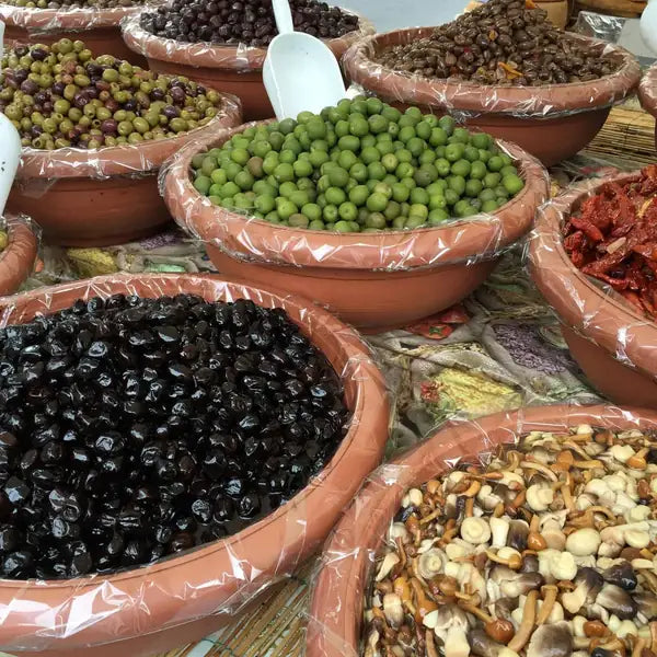 Verschiedene Olivensorten auf einem griechischen Markt