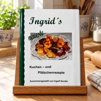 Ingrids neueste Kuchen und Plätzchenrezepte auf einem hölzernen Buchständer in einer hellen Küche